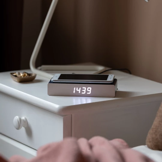 Ładowarka indukcyjna z zegarem Nesna, granatowy (R22118.42)