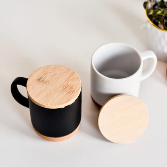 Kubek ceramiczny z bambusową przykrywką Giulia, biały (R85309.06)