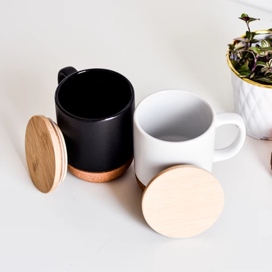 Kubek ceramiczny z bambusową przykrywką Giulia, biały (R85309.06)