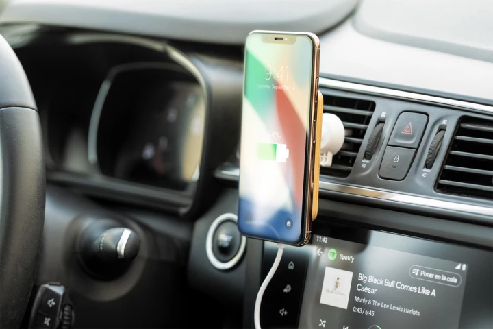 Gonzo uchwyt na telefon z ładowarką indukcyjną - naturalny (AP722514)
